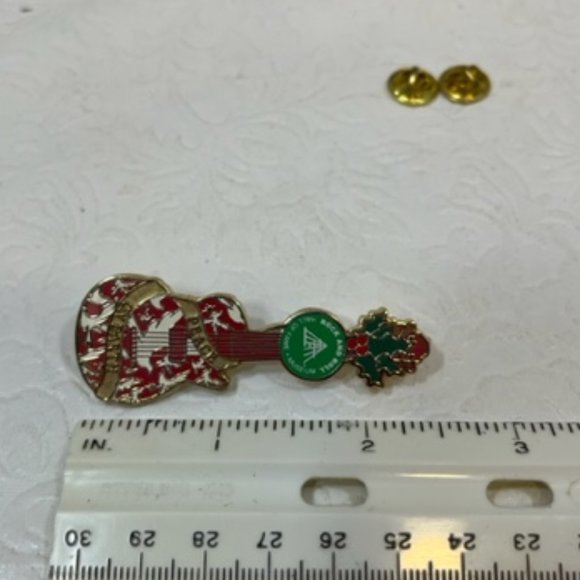 VTG Gold Toned Guitar Rock And Roll Hall Of Fame Museum Christmas Enamel Pin 2.5 - Picture 4 of 10